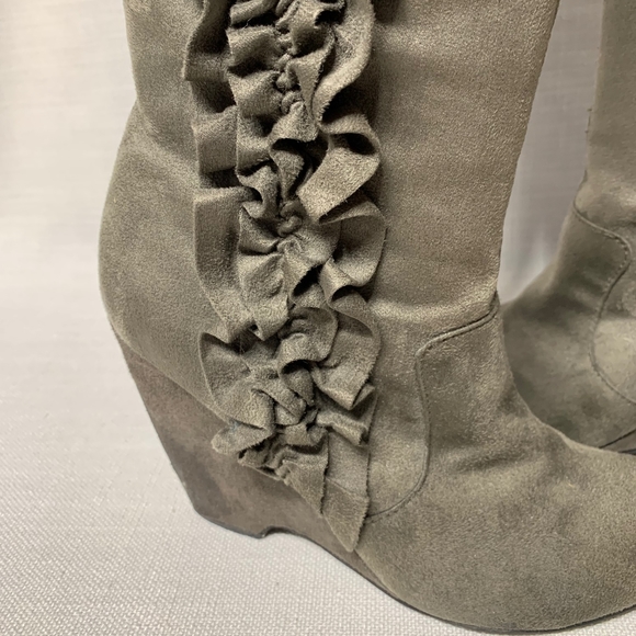 Elle Grey Ruffled Tall Wedge KneeHigh Boots Size 8 - Picture 5 of 7